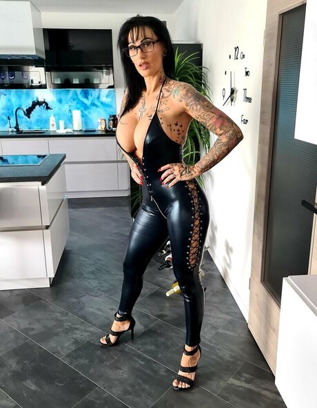 Sari Sander actrice sexy img