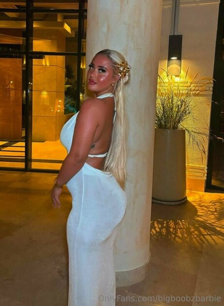 Bigboobzbarbie star exclusive images