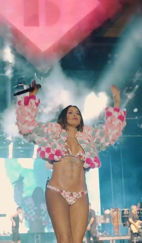 Alinne Rosa joli modèle archive