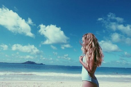 brunette onlyfans plutôt sexy photo