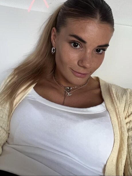 Selina Cerci star exclusive photo