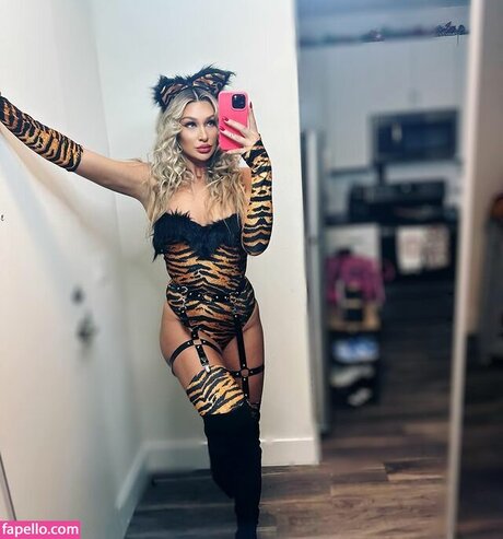 Izzi Dame star du porno gratuite images