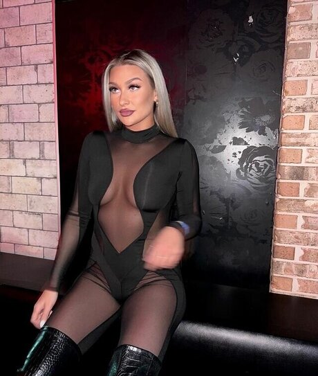 Izzi Dame actrice photo