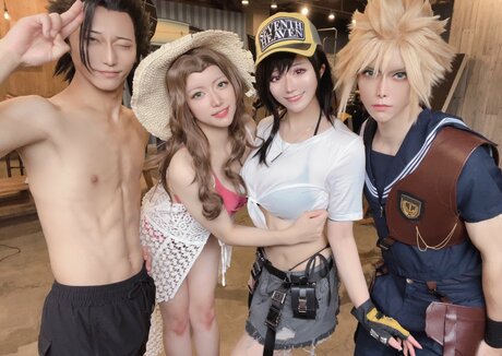 trio à la piscine onlyfans parfait et sexy image