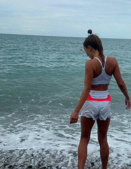 milf aux cheveux noirs onlyfans jolie et gratuite img