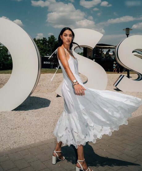 Rebecca Mir modèle nu collection