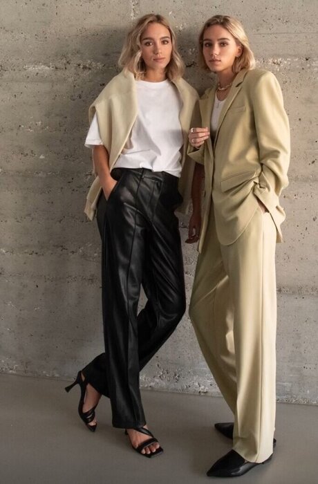 Lisa und Lena modèle nu image