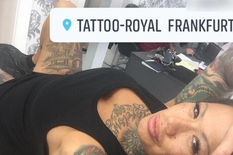 fille courbée dà côté onlyfans chaud joli des photos