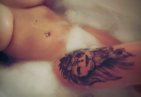 tatouages ​​blonds onlyfans pornographique xxx archive