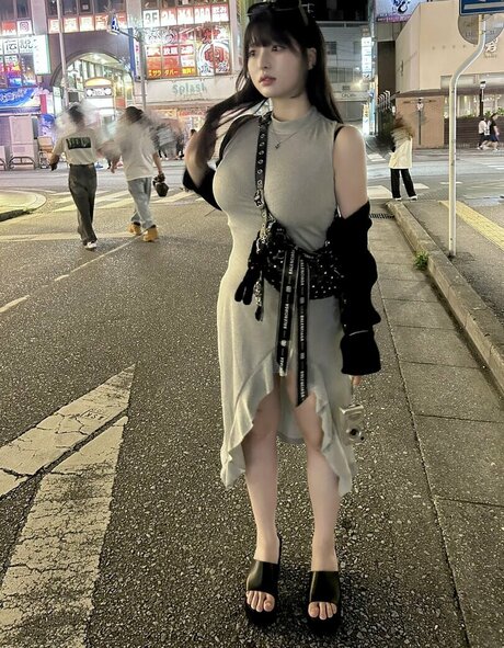 Momoka Akari star pornographique photos