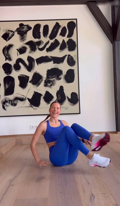 Cheyenne Pahde modèle nu des photos