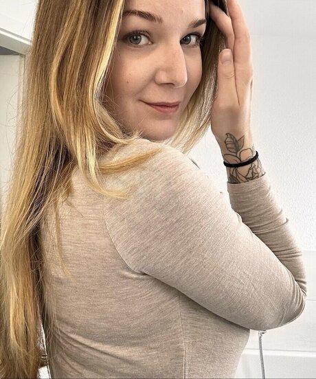 tatouages ​​blonds onlyfans hd nue image