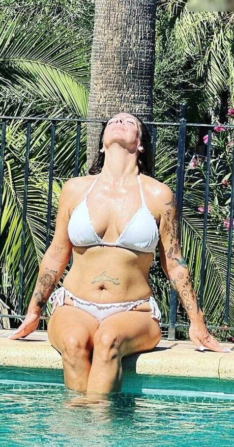 blonde aux gros seins onlyfans art haute définition galeries