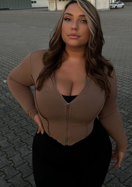 chaton courbé onlyfans nus chauds des photos