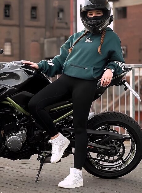 joysemmi modèle joli des photos