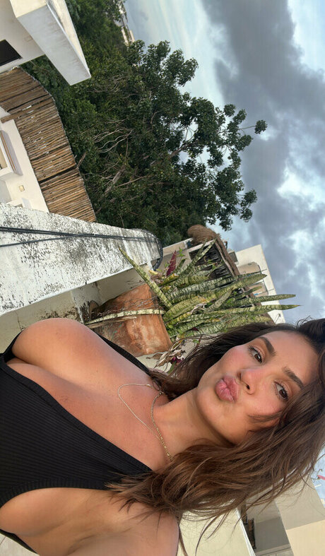 Monique Hristovska étoile nue des photos