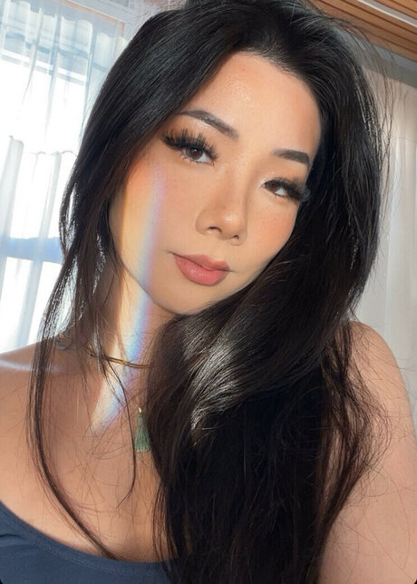 Eden Luong modèle porno img