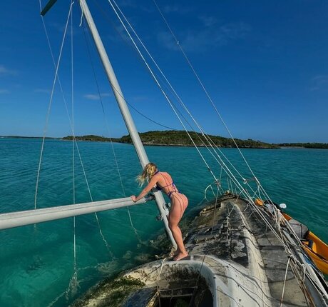 tatouages ​​blonds onlyfans plutôt sexy des photos