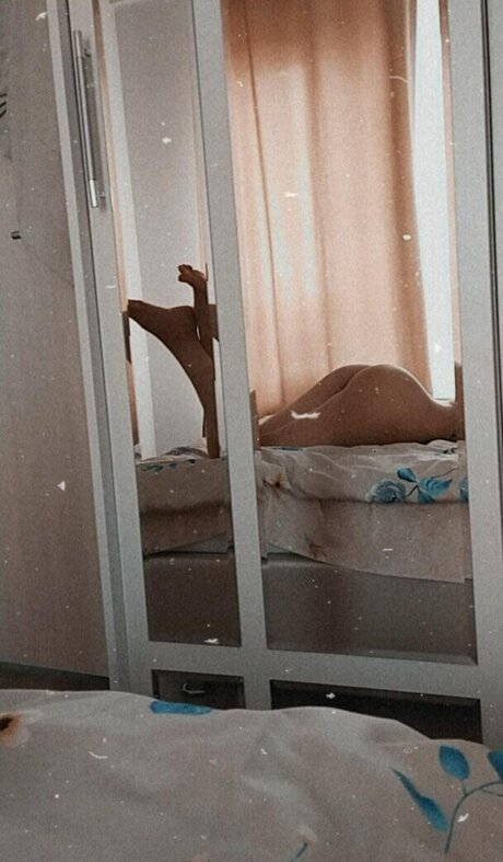 fille courbée dà côté onlyfans meilleur hd des photos