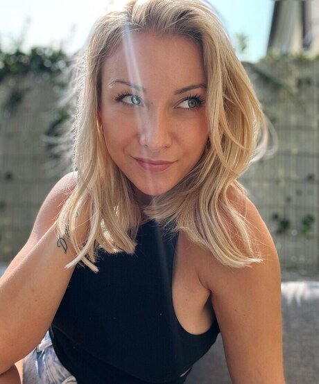 Anna Carina Woitschack actrice exclusive collection