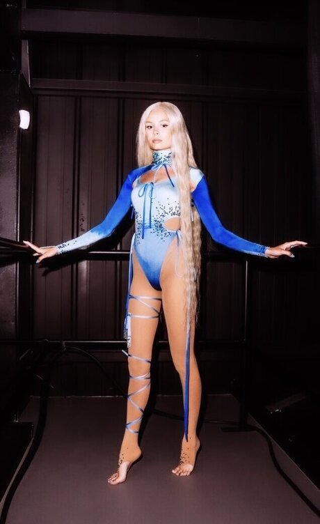 Nina Nesbitt haut modèle galeries