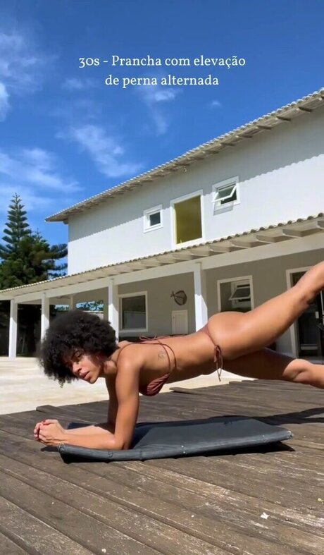 Yara Charry nus de stars du porno image