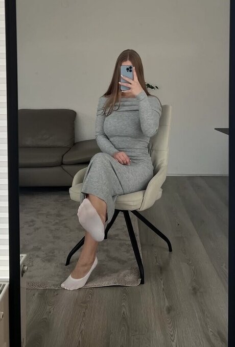 fille courbée dà côté onlyfans art supérieur image