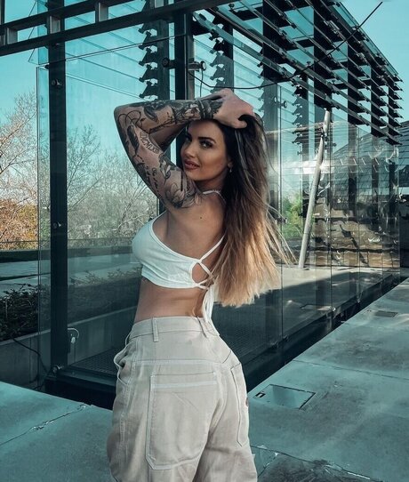 Aline Jost Diraimondo modèle porno des photos