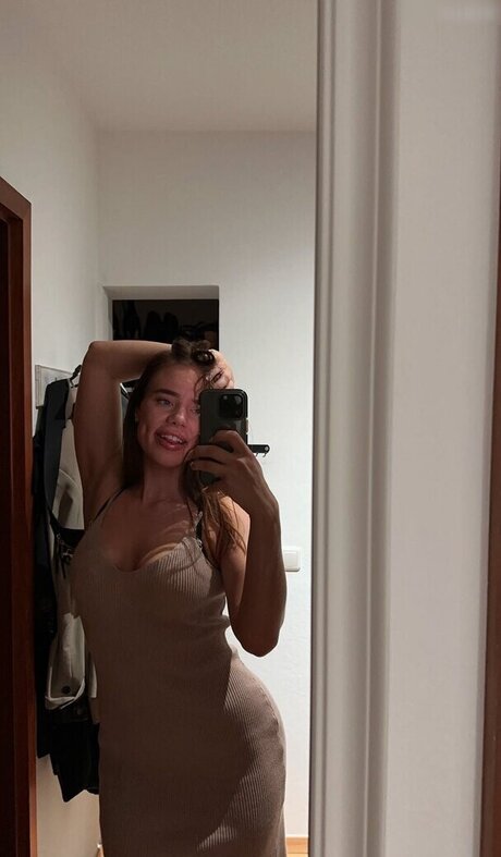 hollaura actrice xxx image