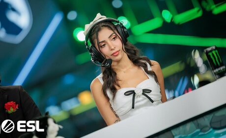 Mira Ephey Riad haut modèle image