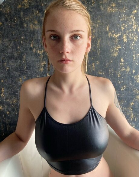 tatouages ​​blonds onlyfans plutôt parfait img