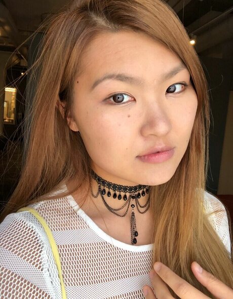 Mimee Xu star du porno en haute qualité galeries