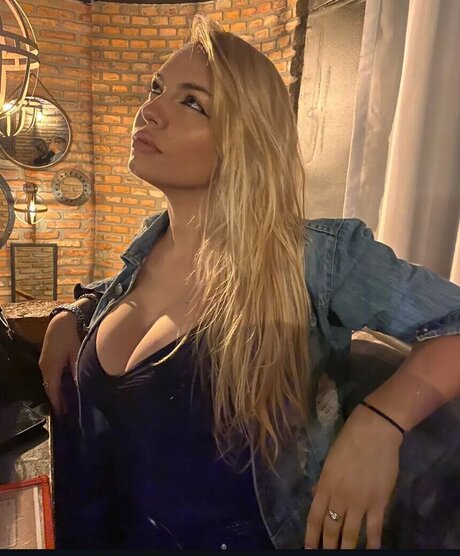 Eliana Sales star du porno de haute qualité des photos