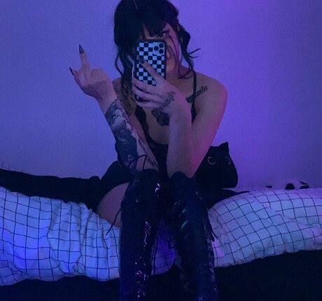 Ne0nprincess modèle sympa des photos