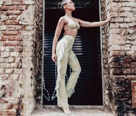 Regina Hixt modèle xxx galerie