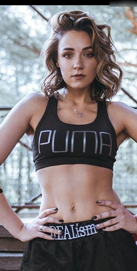 fille courbée dà côté onlyfans plutôt parfait img