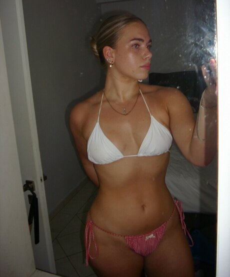 Izzy Swin étoile érotique galeries