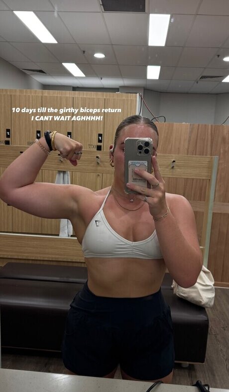 Izzy Swin mannequin des photos