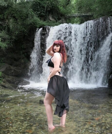 gothbynight actrice érotique image