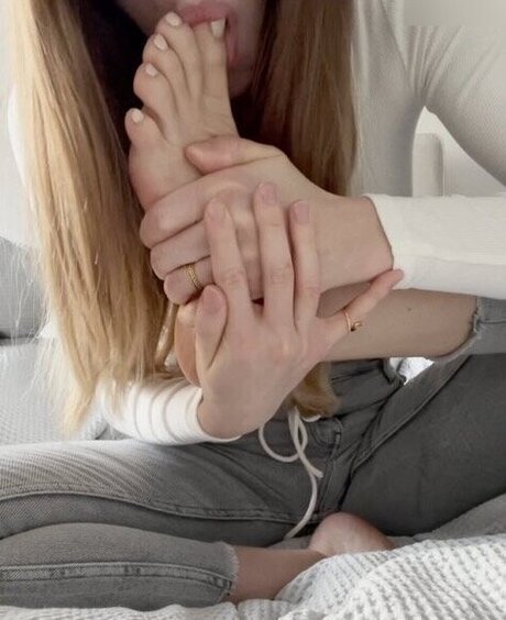 NoFaceLou actrice artistique photos