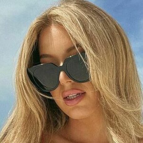 Sidney Sky star du porno en haute qualité archive