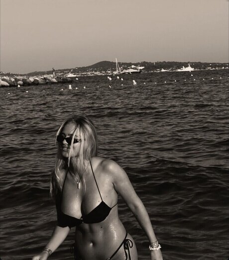 blonde aux gros seins onlyfans xxx gratuit images