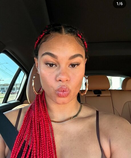 Satou Sabally star du porno de haute qualité image