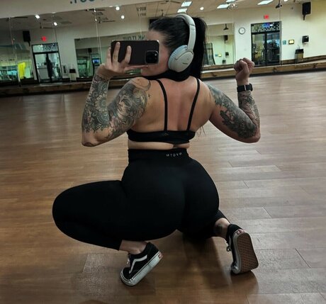 fille courbée dà côté onlyfans haute qualité exclusive des photos