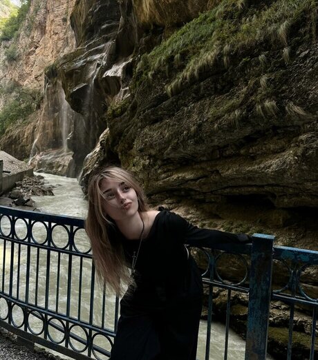 fille courbée dà côté onlyfans qualité supérieure image