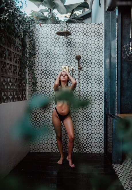 Emily Nicole Levy star du porno gratuit des photos