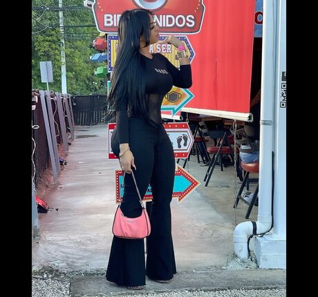 Yinett Baez nus étoiles galeries