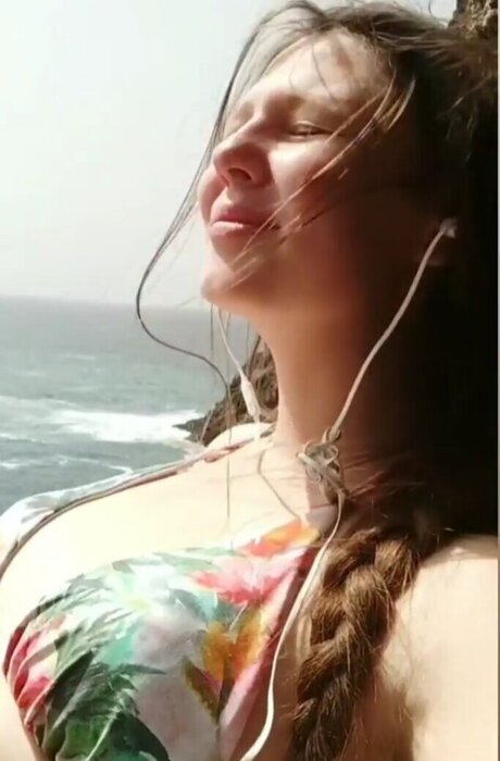 Affe auf Bike actrice chaude image