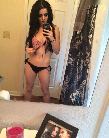 Saraya Jade Bevis actrice porno images