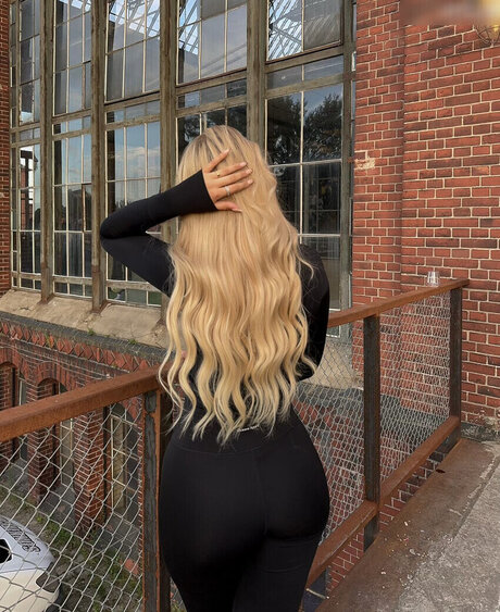 Sophie Schnur modèle nu des photos